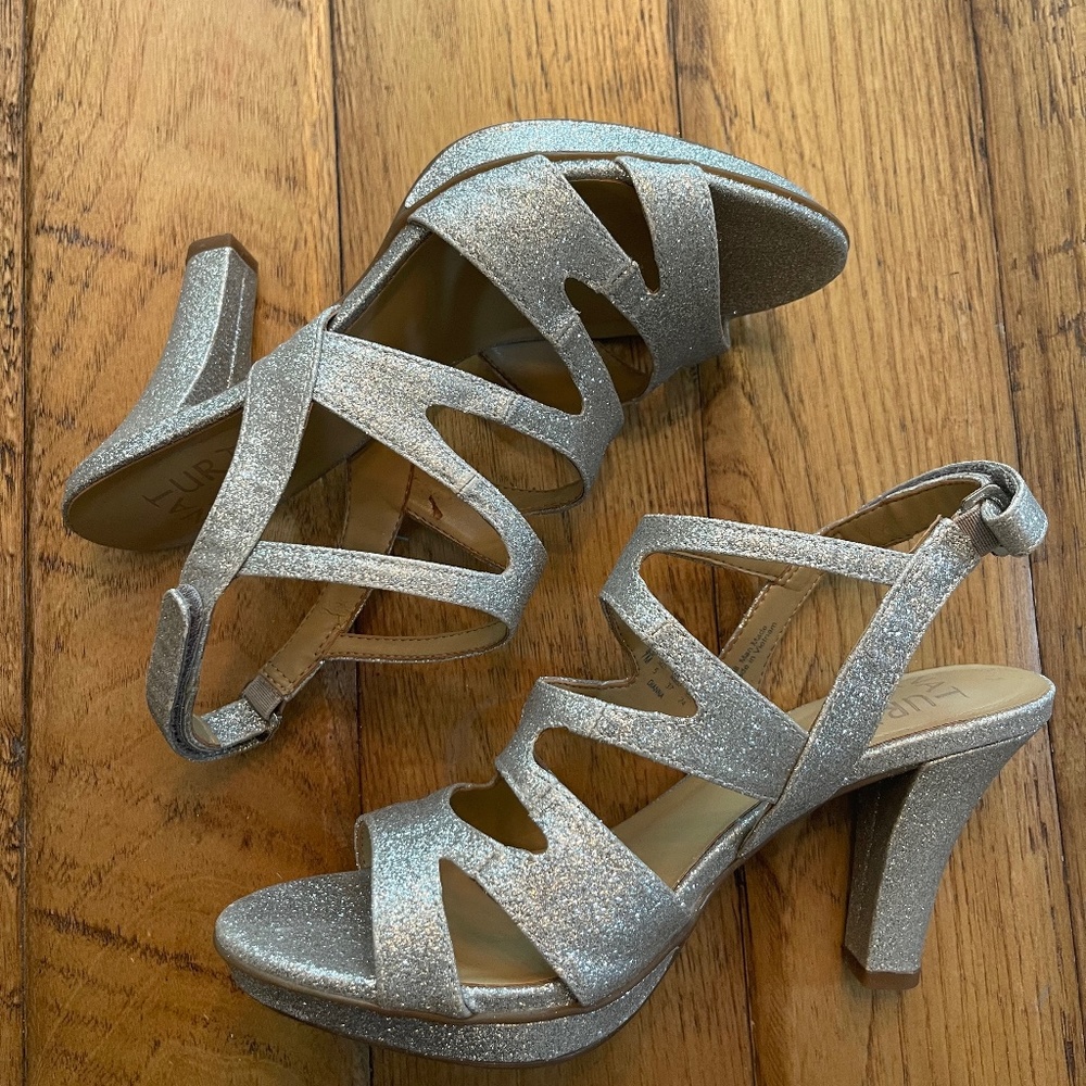 Naturalizer Women's Dianna Strappy Heeled Sandal Size 7 Silver Glitter